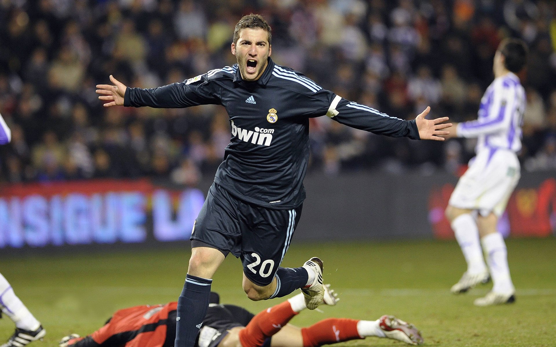 乔纳·隆戈：破纪录的橄榄球巨星，赢得全黑队的全球荣耀，乔纳坦资料